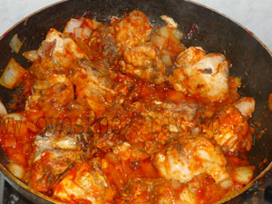 добавляем томатную пасту