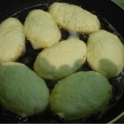Пирожки с луком и яйцом.