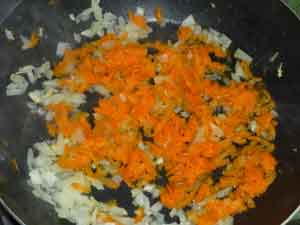 Пассируем морковь и лук