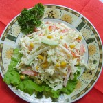 Салат из капусты с крабовыми палочками.