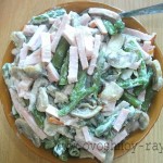 Салат с копченым мясом и стручковой фасолью.